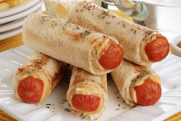 Enroladinho de salsicha com pão de forma
