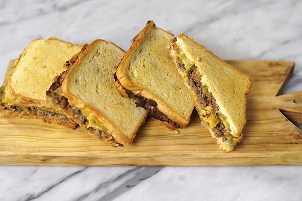 Lanche frito de carne moída com pão de forma